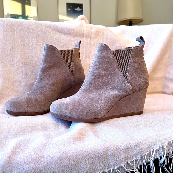 Tom's Suede Wedges, Size 7 - Picture 7 of 10